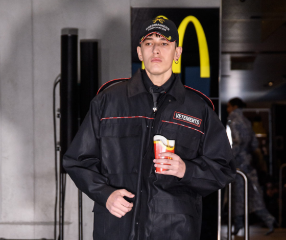 Полицейские в «Макдональдсе», или Как прошел показ Vetements в Париже