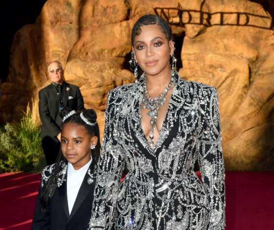 Бейонсе пришла на премьеру фильма «Король Лев» с дочкой и в шикарном платье