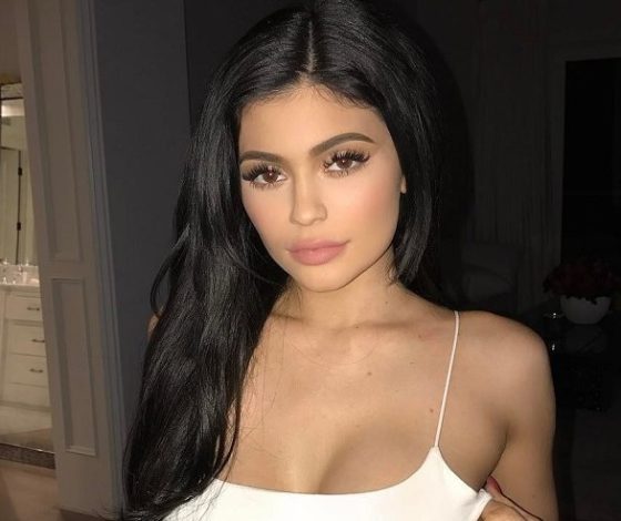 Огонь! Обнаженная Кайли Дженнер в рекламе своего бренда