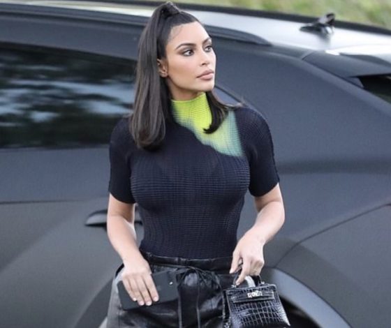После встречи с Трампом: Ким Кардашьян в обтягивающем топе и кожаных брюках