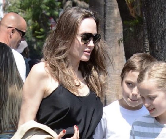 Уберите Питта от экрана: Анджелина Джоли в сексуальном топе на прогулке с детьми