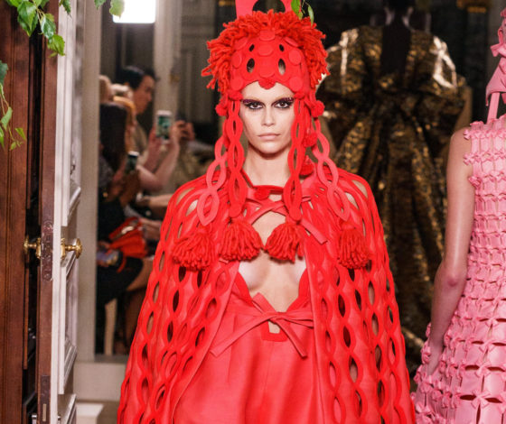 Кайя Гербер в платье с очень глубоким вырезом на кутюрном показе Valentino