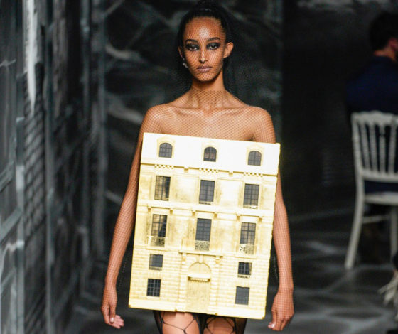 Это надо видеть: платье-дом на кутюрном показе Dior в Париже