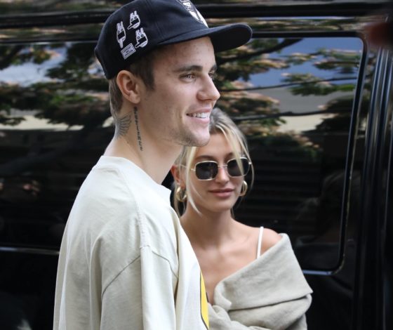 Новый выход Биберов. И Джастин в футболке с… поп-группой!