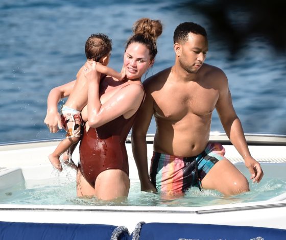 Обожаем ее чувство юмора! Как Крисси Тейген затроллила хейтера?