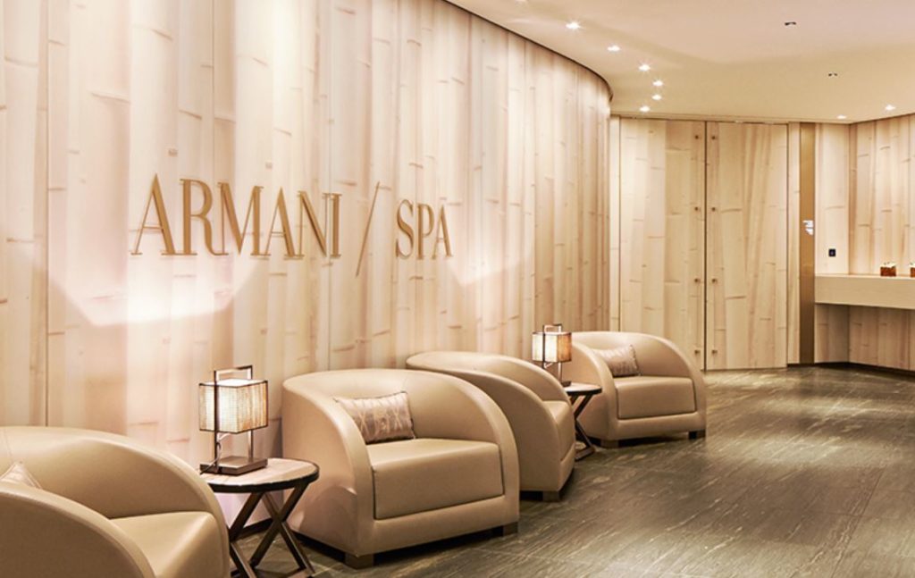 Расслабиться в SPA отеля Армани, где есть единственный в городе бассейн с видом на достопримечательности.