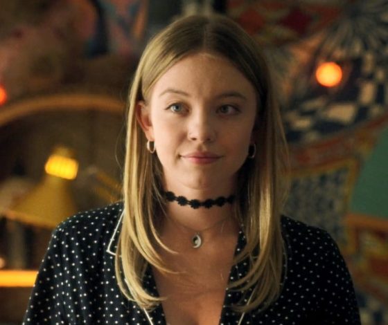 TikTok дня: звезда «Эйфории» Сидни Свини ремонтирует автомобили в собственном гараже