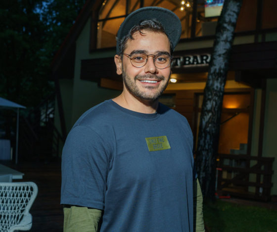 Микаэл Арамян, Лаура Джугелия и Алина Алексеева на премьере фильма «Клуб любителей книг и пирогов из картофельных очистков»