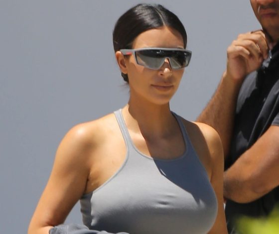 Вот это талия! Ким Кардашьян в облегающем платье на воскресной службе Канье