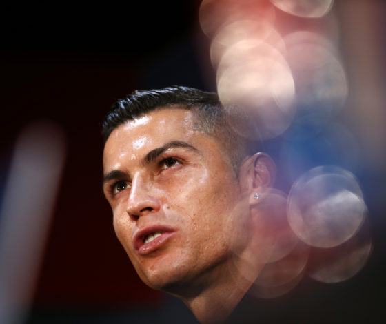 Уберите детей от экранов: очень сексуальная рекламная кампания с полуобнаженным Криштиану Роналду