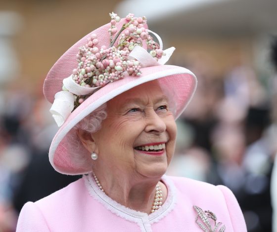 Первый выход Елизаветы II после отказа Меган Маркл и принца Гарри от звания членов королевской семьи