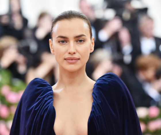 Красоты много не бывает: Ирина Шейк позирует... на фоне Ирины Шейк