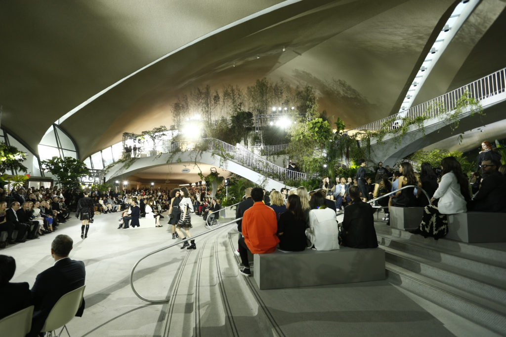 Поучаствовать в круизном показе Louis Vuitton в уникальной архитектурной локации – знаменитом терминале TWA Flight Center, превращенном в тропический оазис.