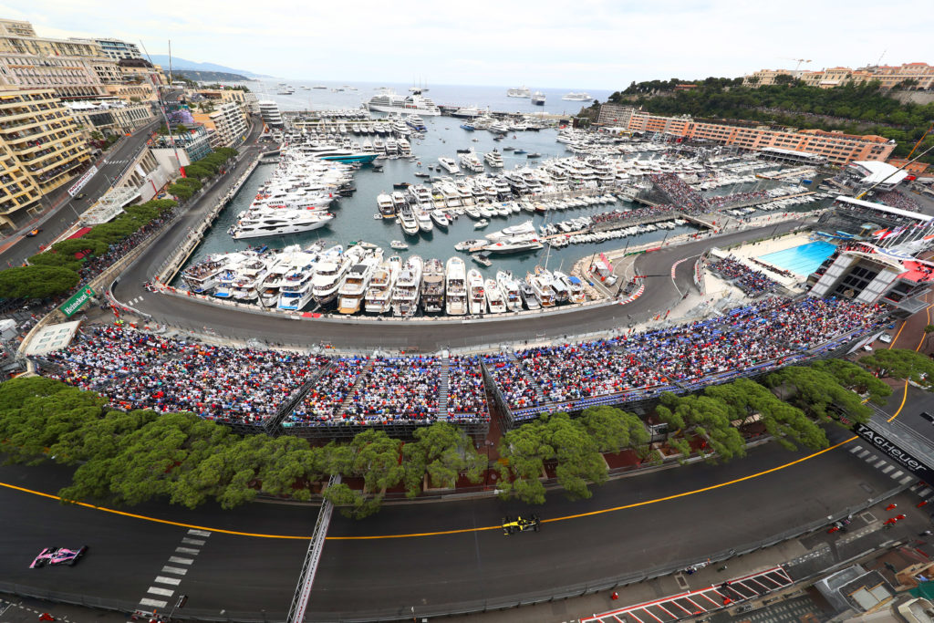 Азартно болеть за любимую команду на Гран-при Монако Формулы-1 с террасы люкс.