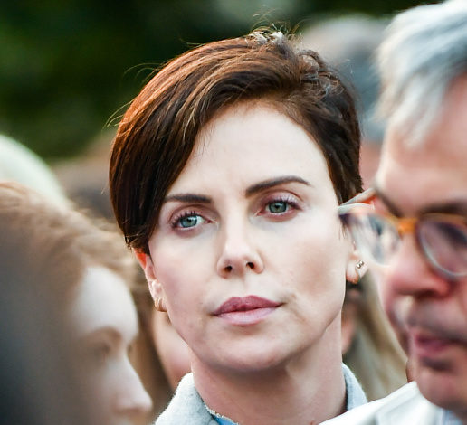 Шарлиз Терон впервые выложила в Instagram сына. И он в платье!