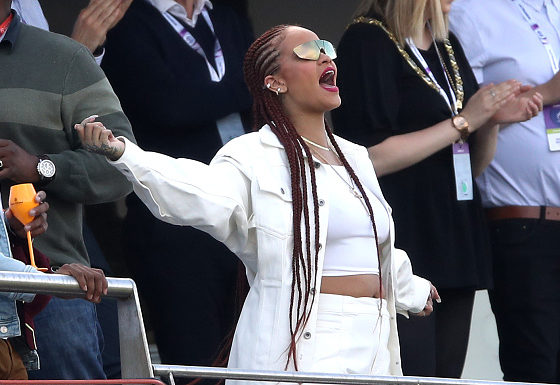 Лук дня: Рианна в total white на матче... по крикету