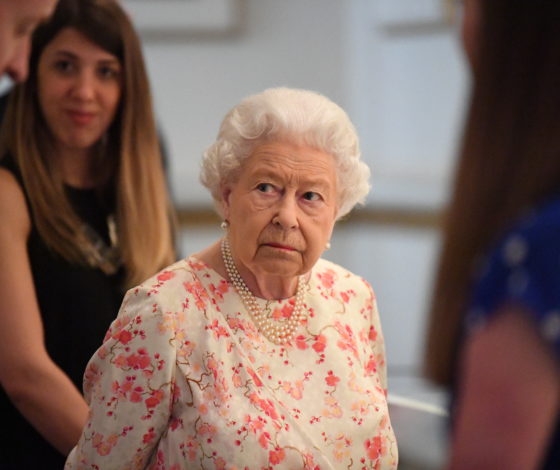 Жестко. Чего никогда нельзя делать членам королевской семьи?