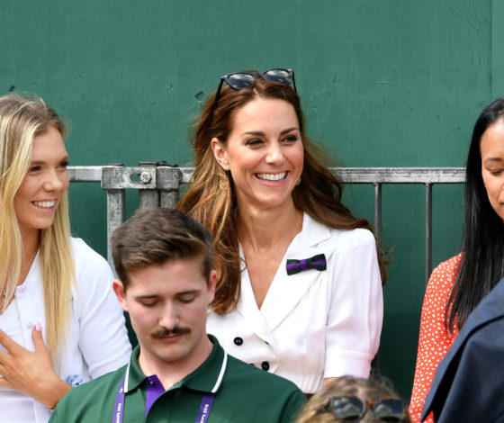 Очень по-летнему! Кейт Миддлтон в белом платье на Уимблдонском турнире