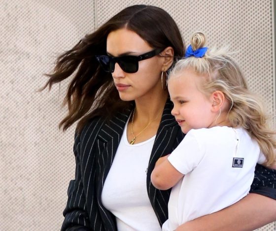 Незаконно быть такой красивой! Ирина Шейк замечена на прогулке с дочкой и мамой