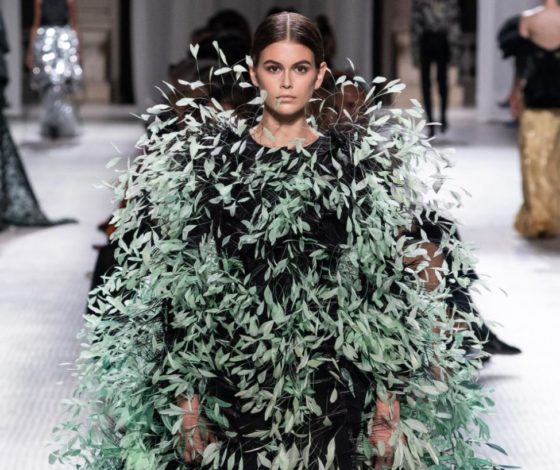 Кайя Гербер в гигантском платье с перьями на очень красивом показе Givenchy