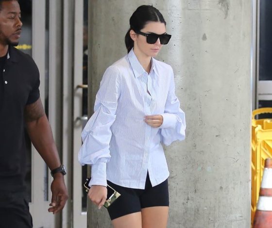 А в чем летать? 10 самых стильных образов звезд в аэропорту