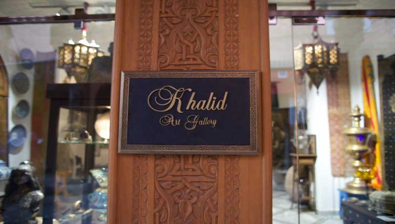Отправиться за антиквариатом в галерею Khalid, владелец которой достает невероятные экземпляры для многих знаменитостей и королевских семей.