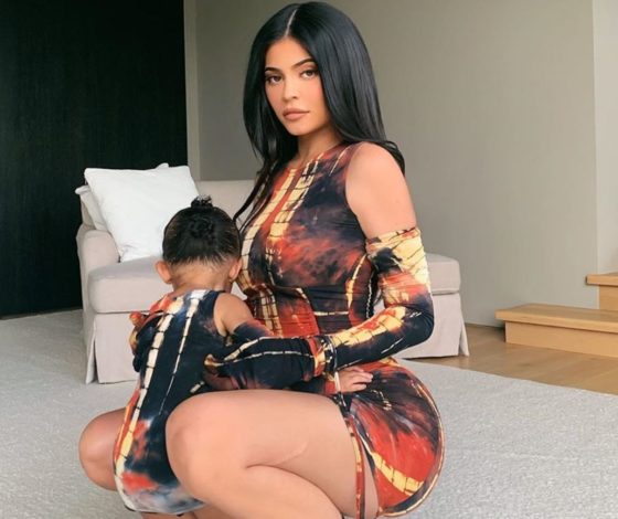 Мамина дочка: 10 выходов Кайли и Сторми в одинаковых нарядах