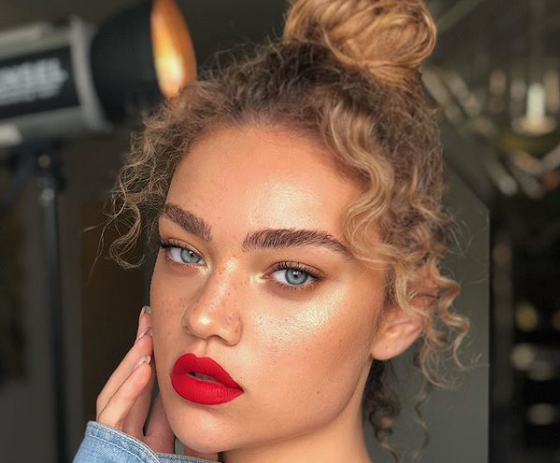 Как укладывать кудрявые волосы? 10 вариантов крутых причесок здесь!