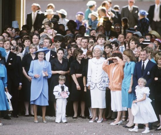 Видео дня: Елизавета II бежит за маленьким принцем Уильямом