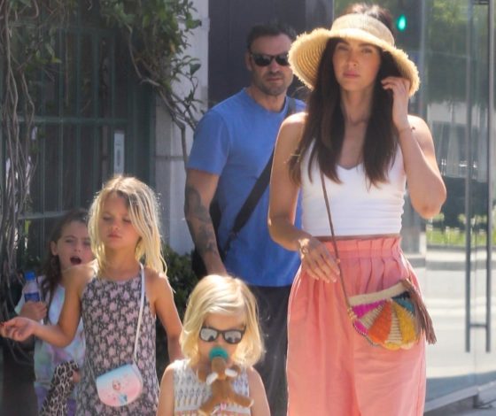 Меган Фокс на прогулке с сыновьями. Да, один из них в платье!