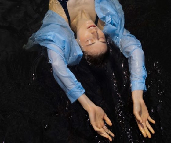 Голубая рубашка - мастхэв этого лета. Где такую купить?