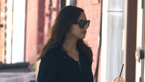 На спорте: Ирина Шейк в обтягивающих шортах на прогулке с дочкой