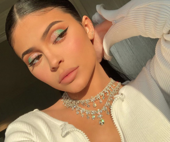 Летний must-have: собираем косметичку на пляж с Кайли Дженнер