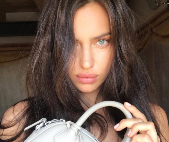 И — идеал: Ирина Шейк позирует в одном белье