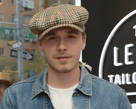 Подготовился к свиданию: Бруклин Бекхэм с цветным маникюром