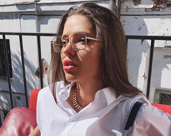 Пошла жара: Виктория Короткова в купальнике на новом видео