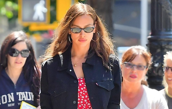 Ах, эти ноги! Два новых выхода Ирины Шейк: в обтягивающем комбинезоне и мини-платье