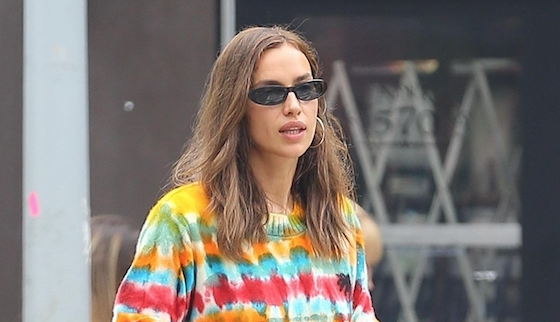 Новый выход Ирины Шейк: с дочкой и в мини-шортах