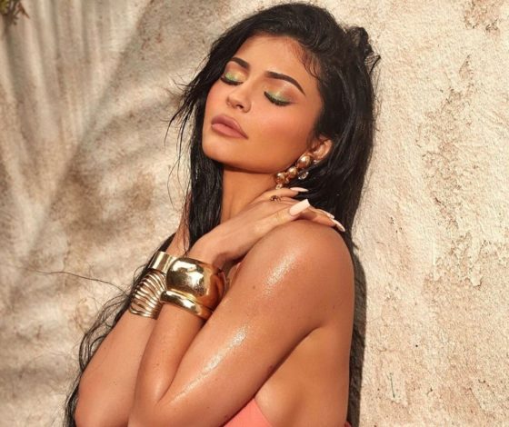 Кайли Дженнер прорекламировала новую косметику, а ее обвинили в пластике!