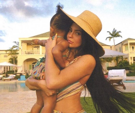 Не стесняется ничего! Новые (и очень горячие) фото Кайли Дженнер с отдыха с подругами