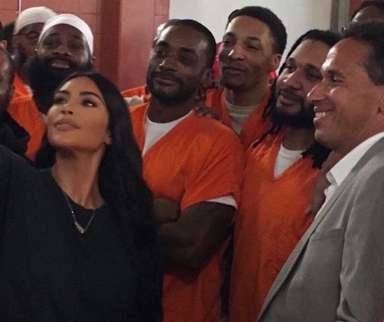 Угадаешь, зачем? Ким Кардашьян фотографируется с заключенными