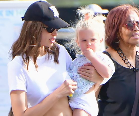 Ирина Шейк гуляет с дочкой и мамой. А с кем замечен Брэдли Купер?