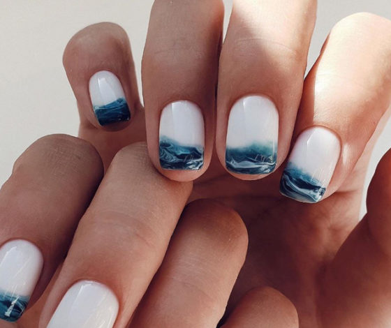 Для тех, кто хочет в отпуск: маникюр с морским принтом