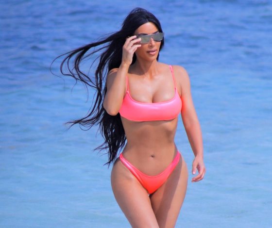 Когда лето закончилось и фото в купальнике подождут: Ким Кардашьян объедается чизкейками