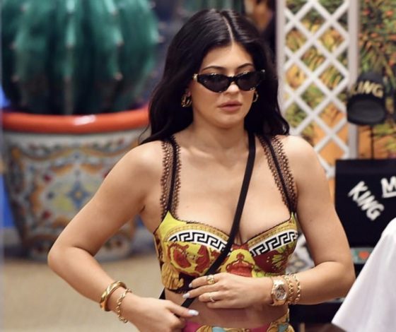 Она в Versace, он в футболке и в джинсах: новый выход Кайли с Трэвис Скоттом в Италии