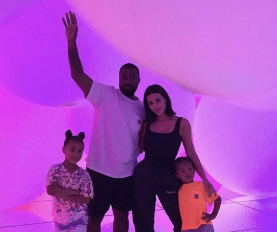 Чинят репутацию: Ким Кардашьян с детьми и Канье Уэстом в Японии