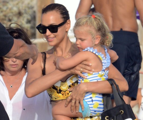 Какая счастливая! Ирина Шейк на отдыхе с дочкой