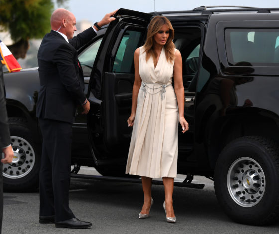 Вот это гардероб! Какие платья Мелания Трамп взяла во Францию?