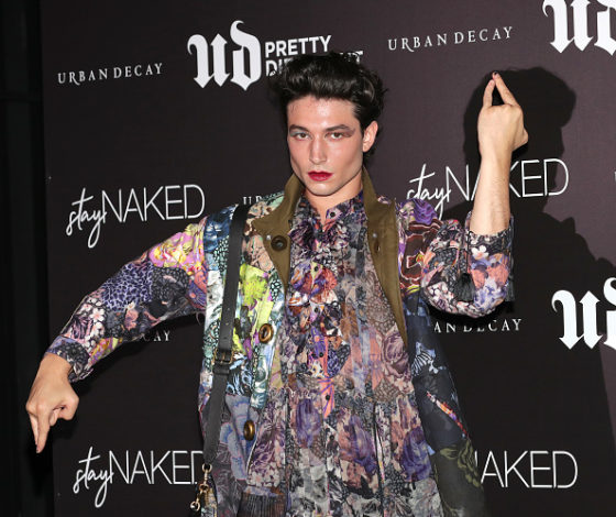 «Ты хотела подраться»: в Сети обсуждают видео драки с предполагаемым участием Эзры Миллера