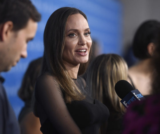 Вот продавец ошалел: Анджелина Джоли в магазине с детьми